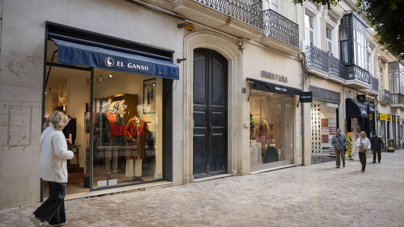 Comercios del centro de Almería, ante la campaña de rebajas.