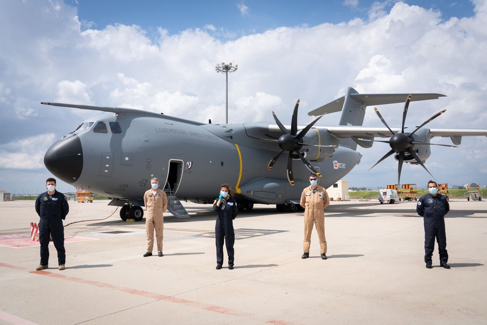 Parte del personal de ensayos de vuelos, protegidos por mascarillas en San Pablo, ante el A400M para Luxemburgo.
