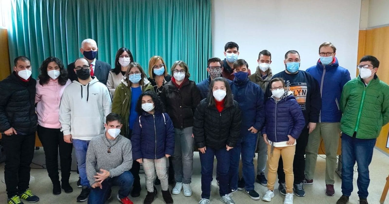 La rectora con los alumnos del curso.