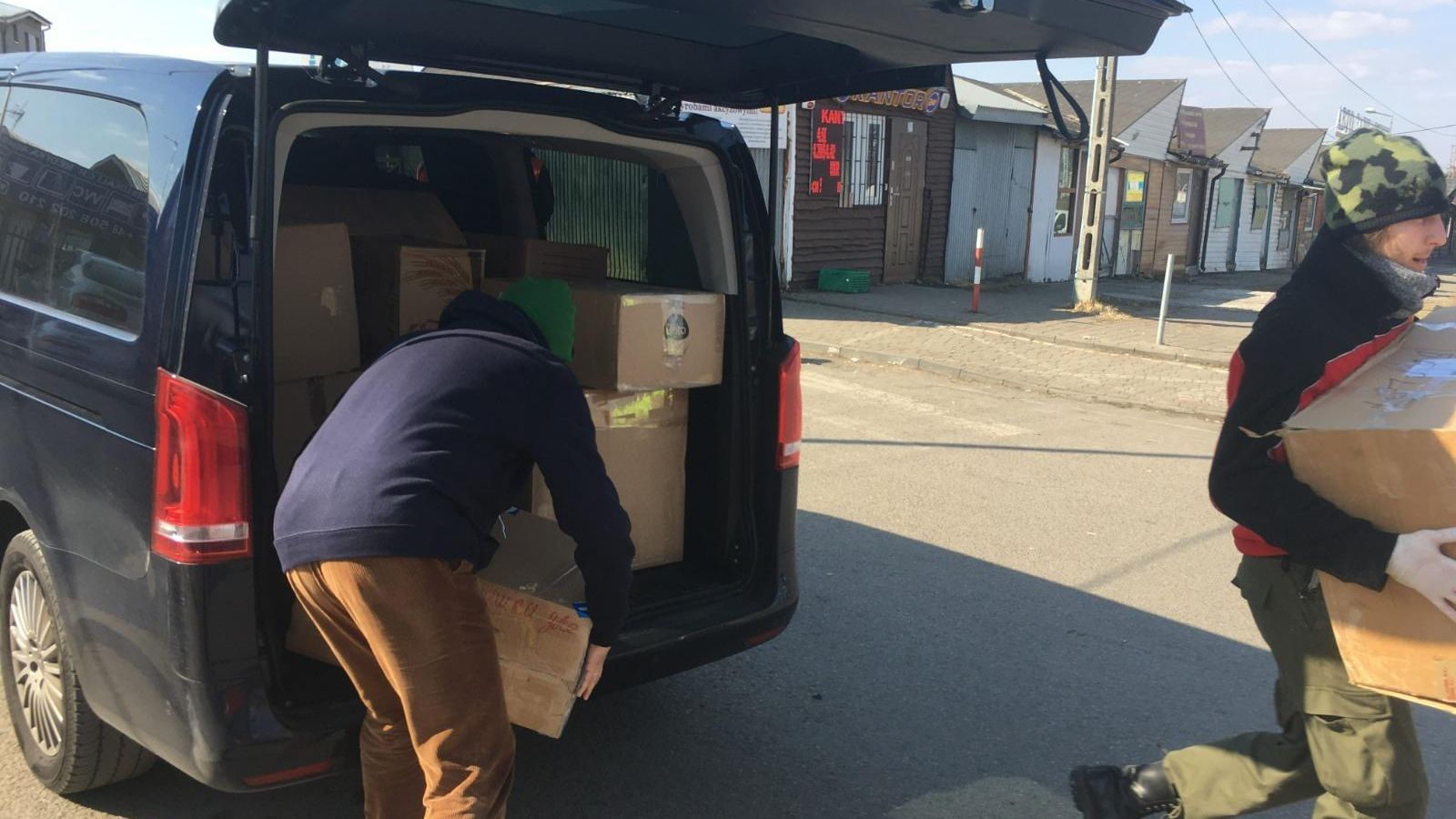 Descargando las cajas con material de ayuda en la frontera entre Polonia y Ucrania.