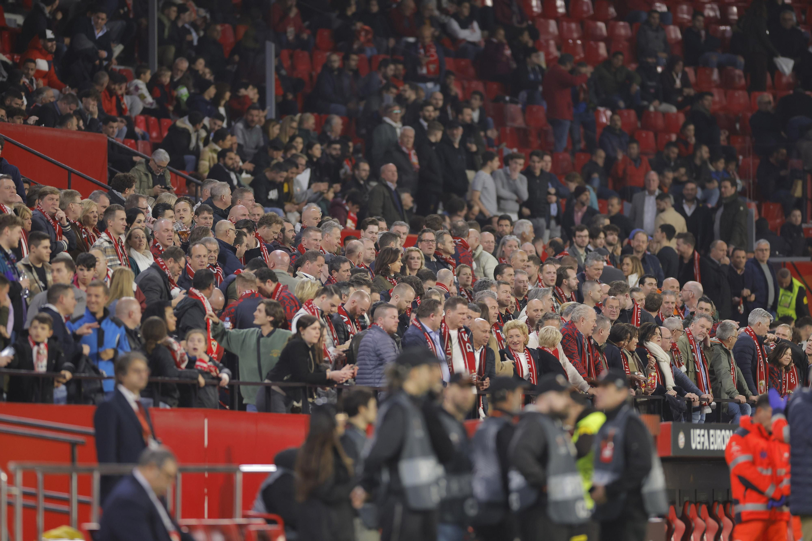 Búscate en las fotos del SEVILLA FC-PSV EINDHOVEN