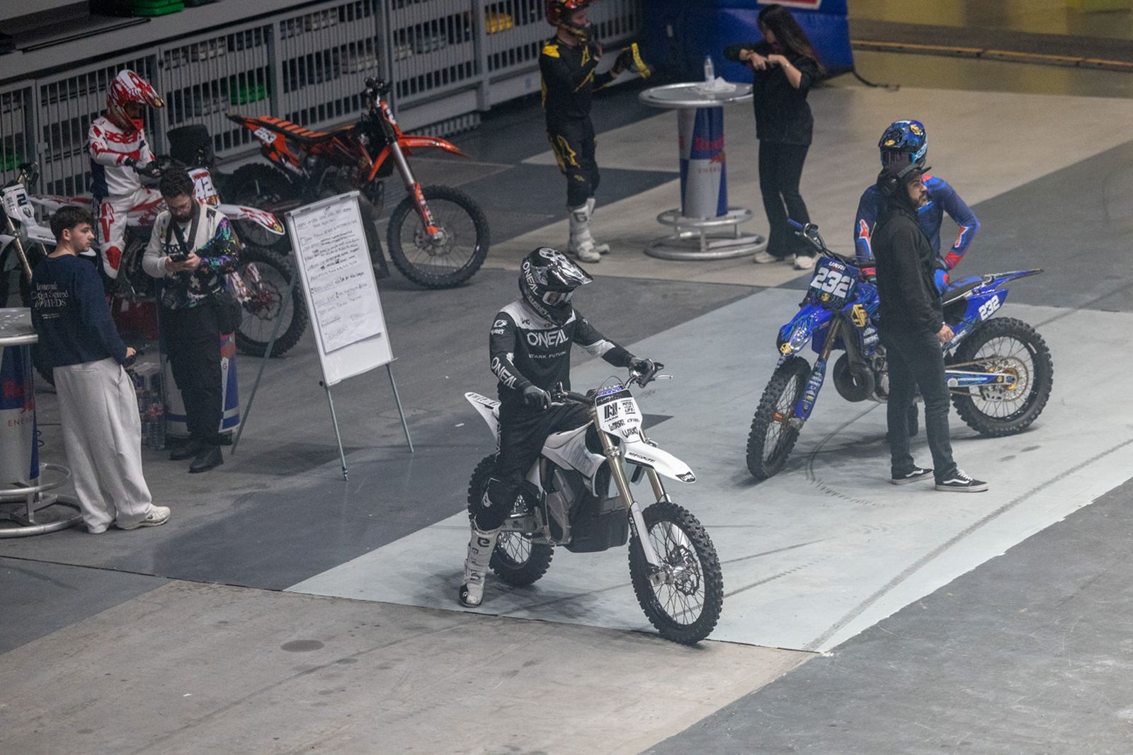 En imágenes: el Olivo Arena vibra con piruetas y motor en estado puro en el Soloflow Freestyle (1)