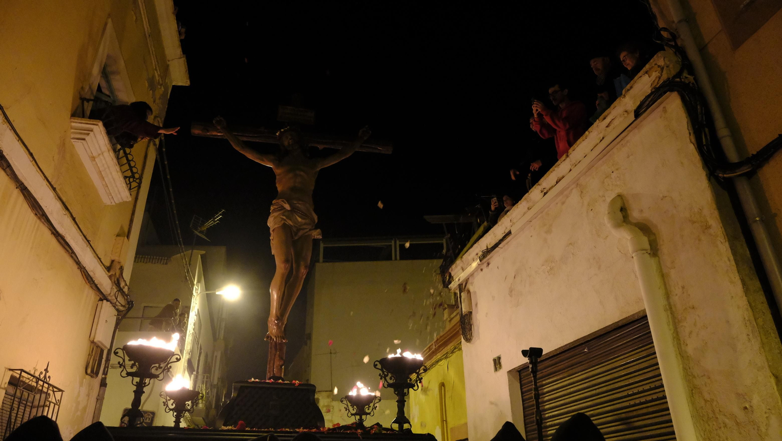 Las mejores imágenes de la Procesión del Perdón, en la noche del Martes Santo en Almería