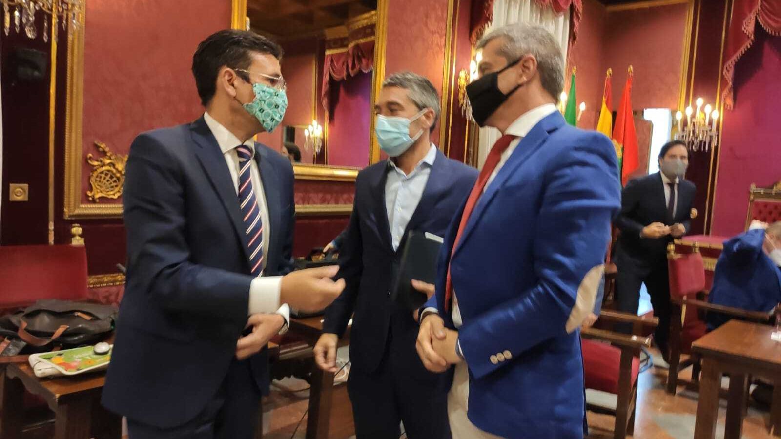 Los tres protagonistas del Pacto del codo nada más terminar el pleno