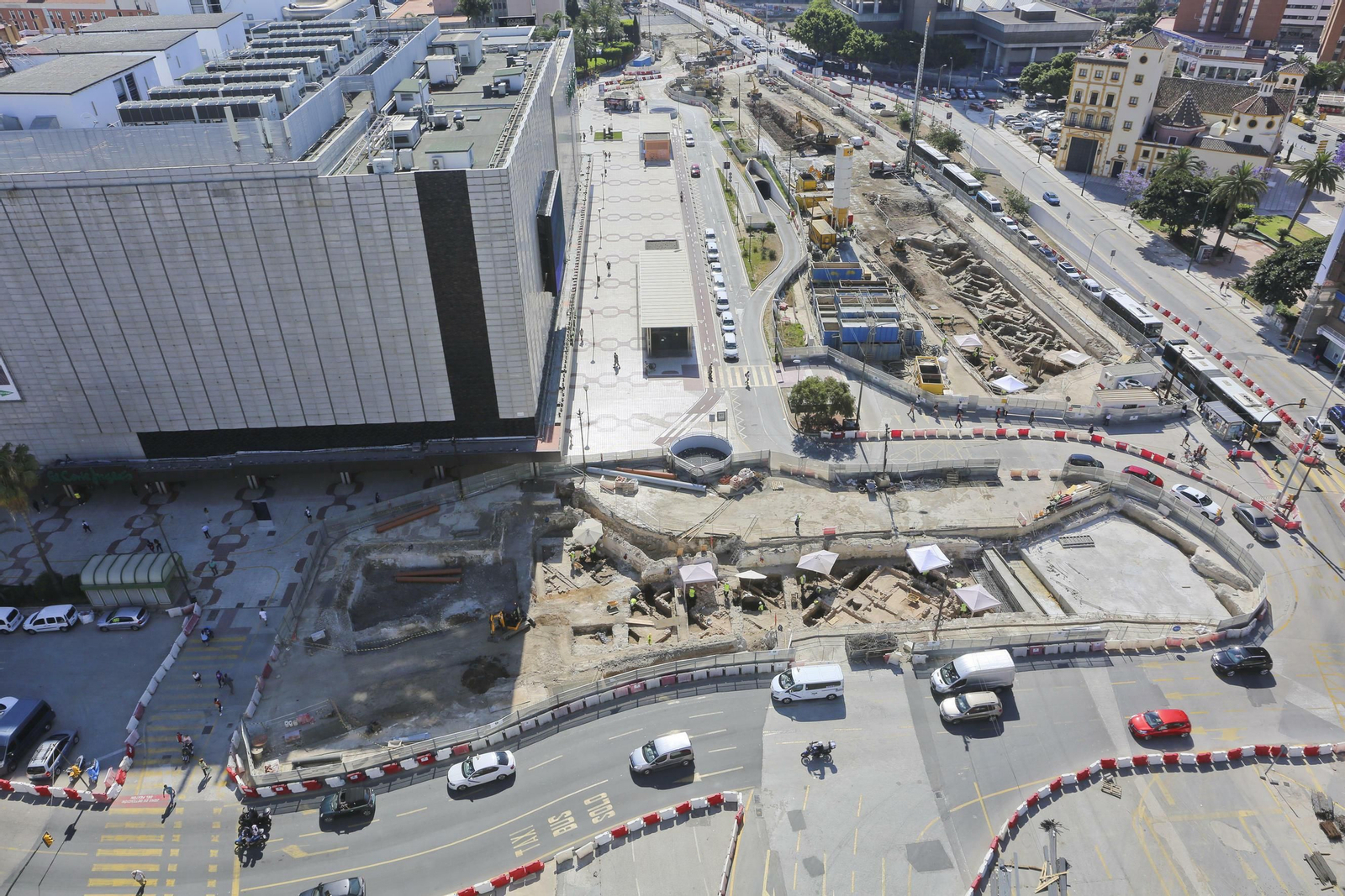 Imagen del tramo del Metro en la Avenida de Andalucía y las excavaciones arqueológicas.