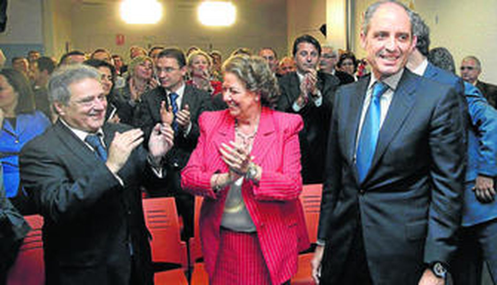 Rita Barberá aplaude a Camps durante un acto que se celebró el pasado miércoles en Valencia.