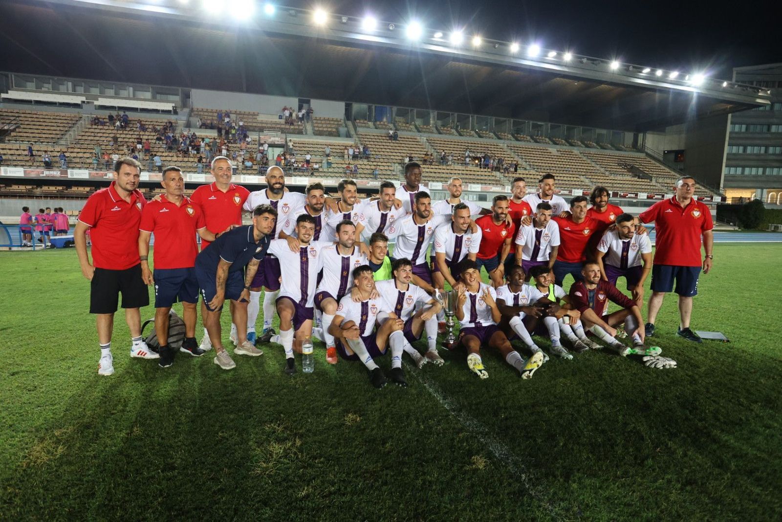 Jugadores y técnicos del Real Jaén posan en Chapín con el Trofeo Rafa Verdú.