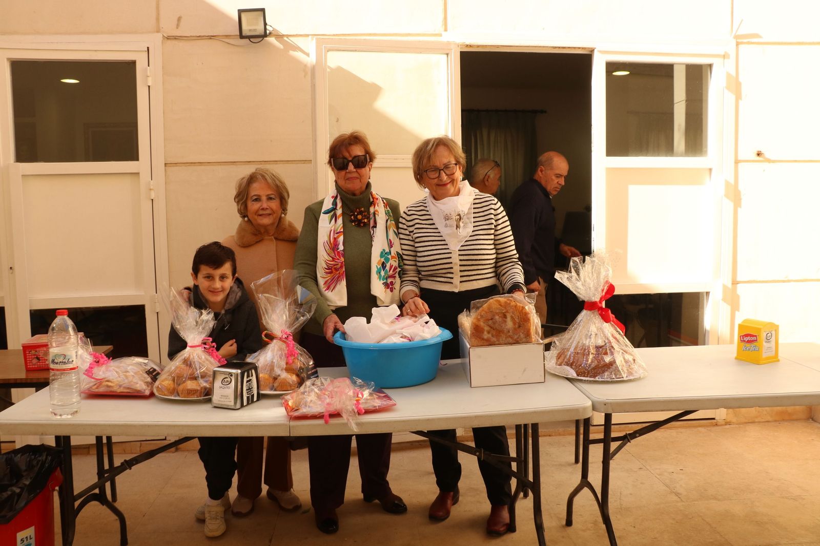 Así ha sido la bendición de las mascotas y la subasta de 'rabicos' en el casco histórico de Almería
