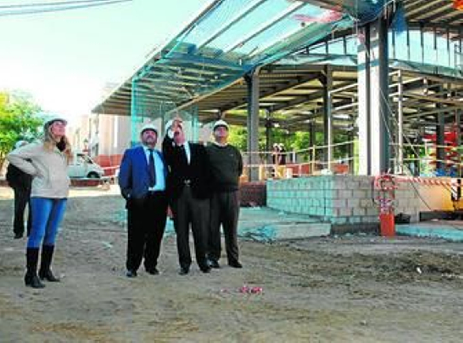 El alcalde, durante una de sus visitas a uno de los edificios.