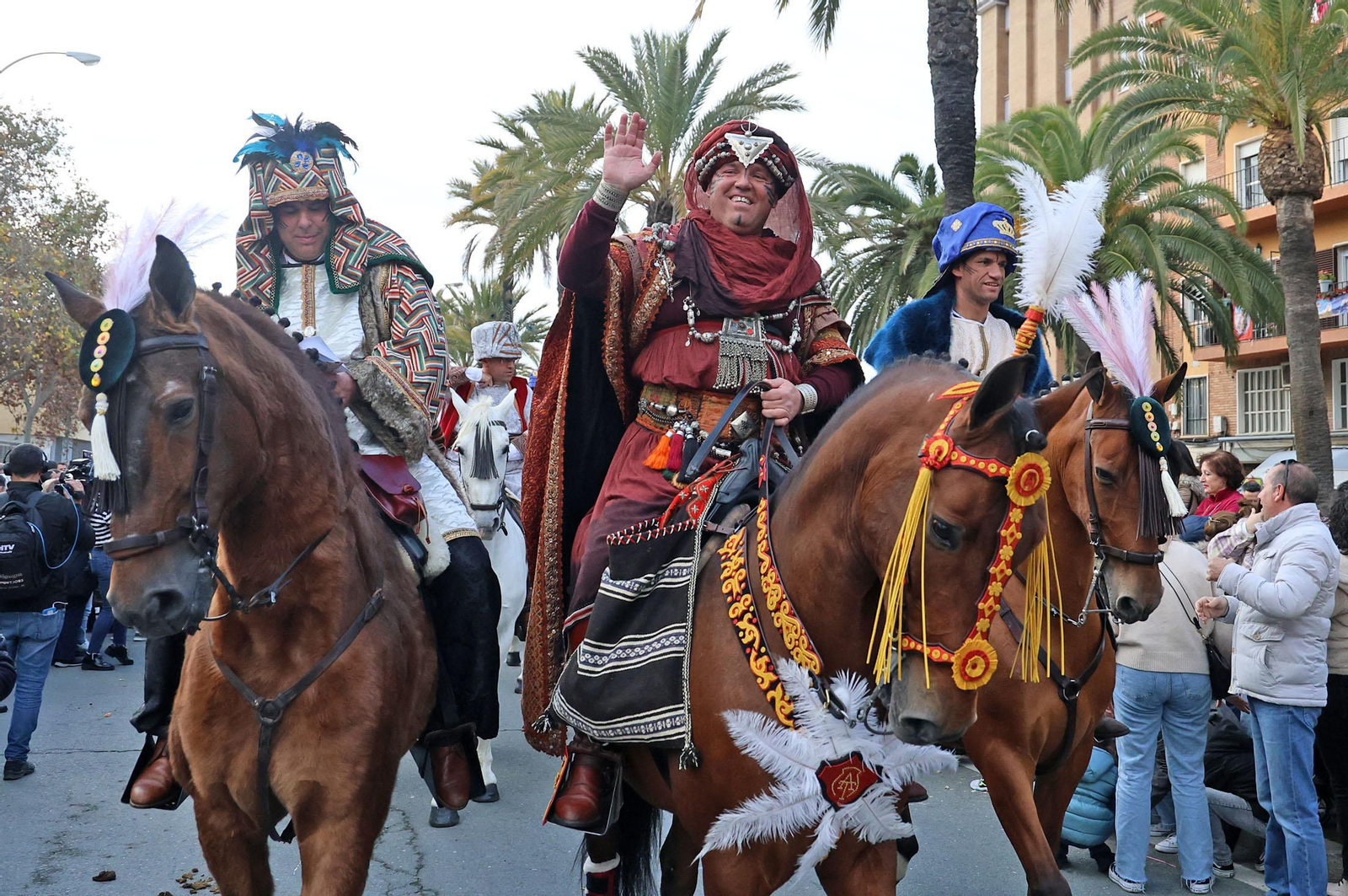 Imágenes del Heraldo Real anunciando la llegada de los Reyes Magos a Huelva