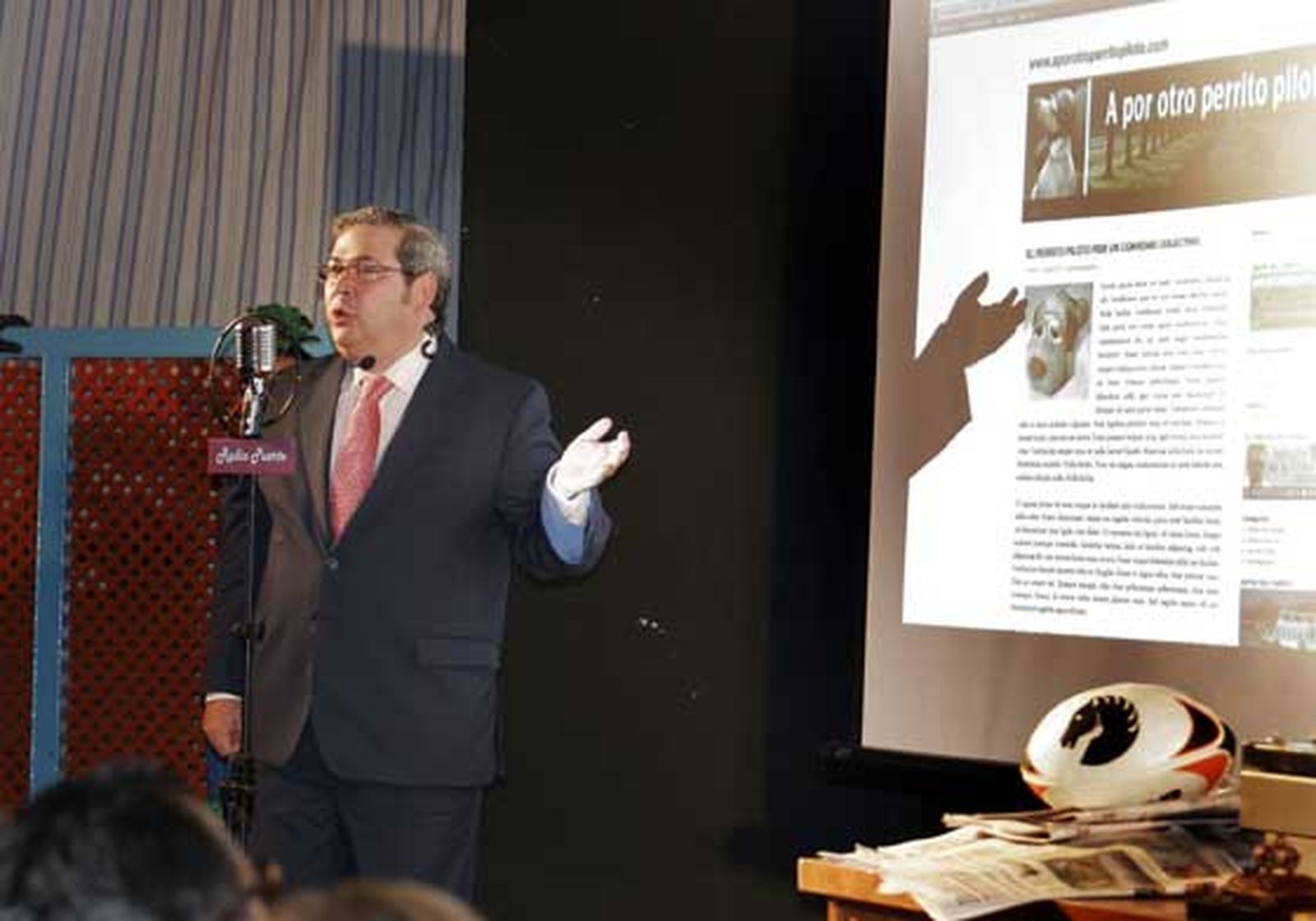 El jefe de servicio de la Concejalía de Turismo, José María Morillo, durante el pregón.

Foto: Fito Carreto y Andrés Mora