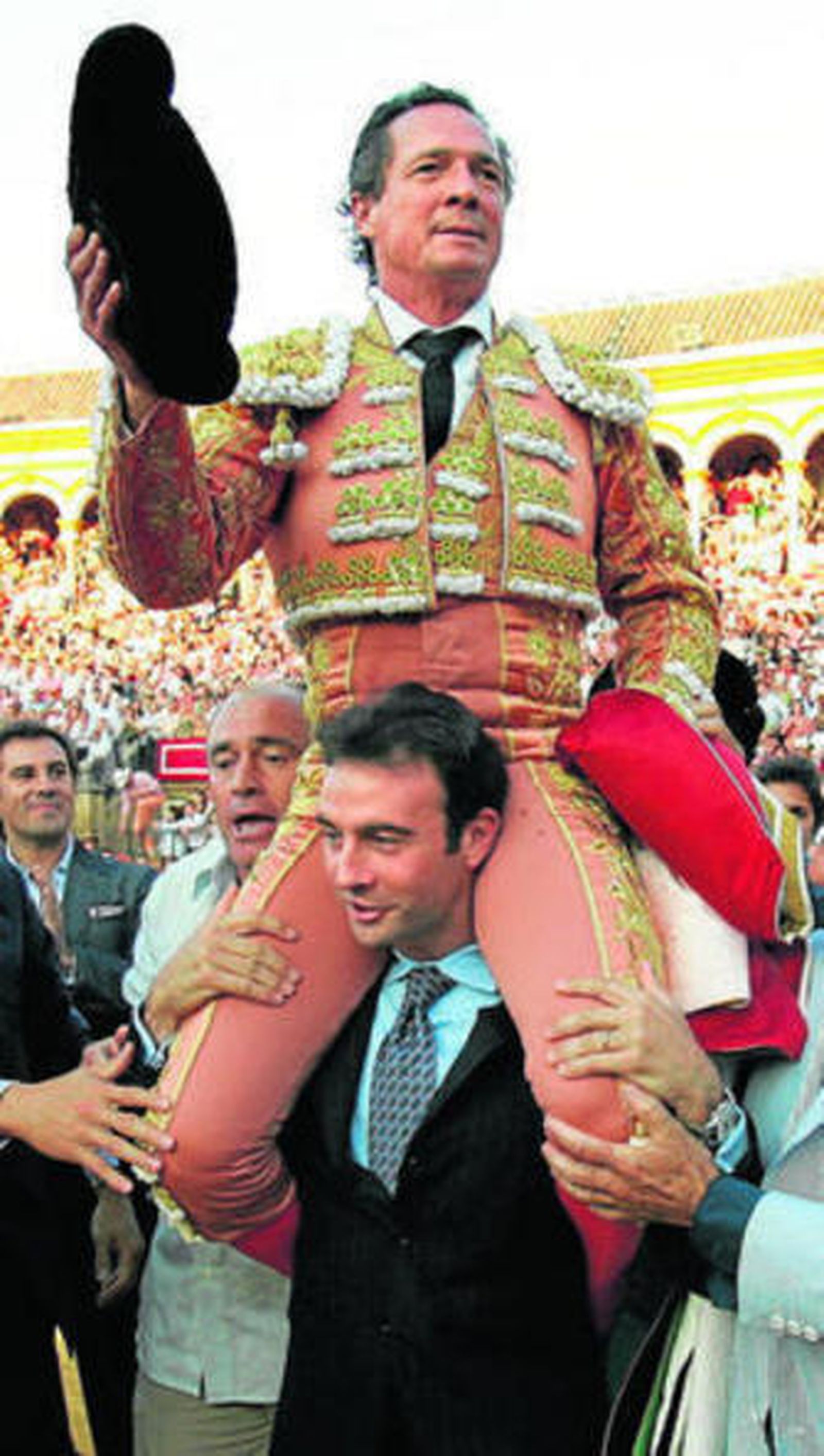 Manzanares, sacado a hombros por Enrique Ponce tras su última corrida.