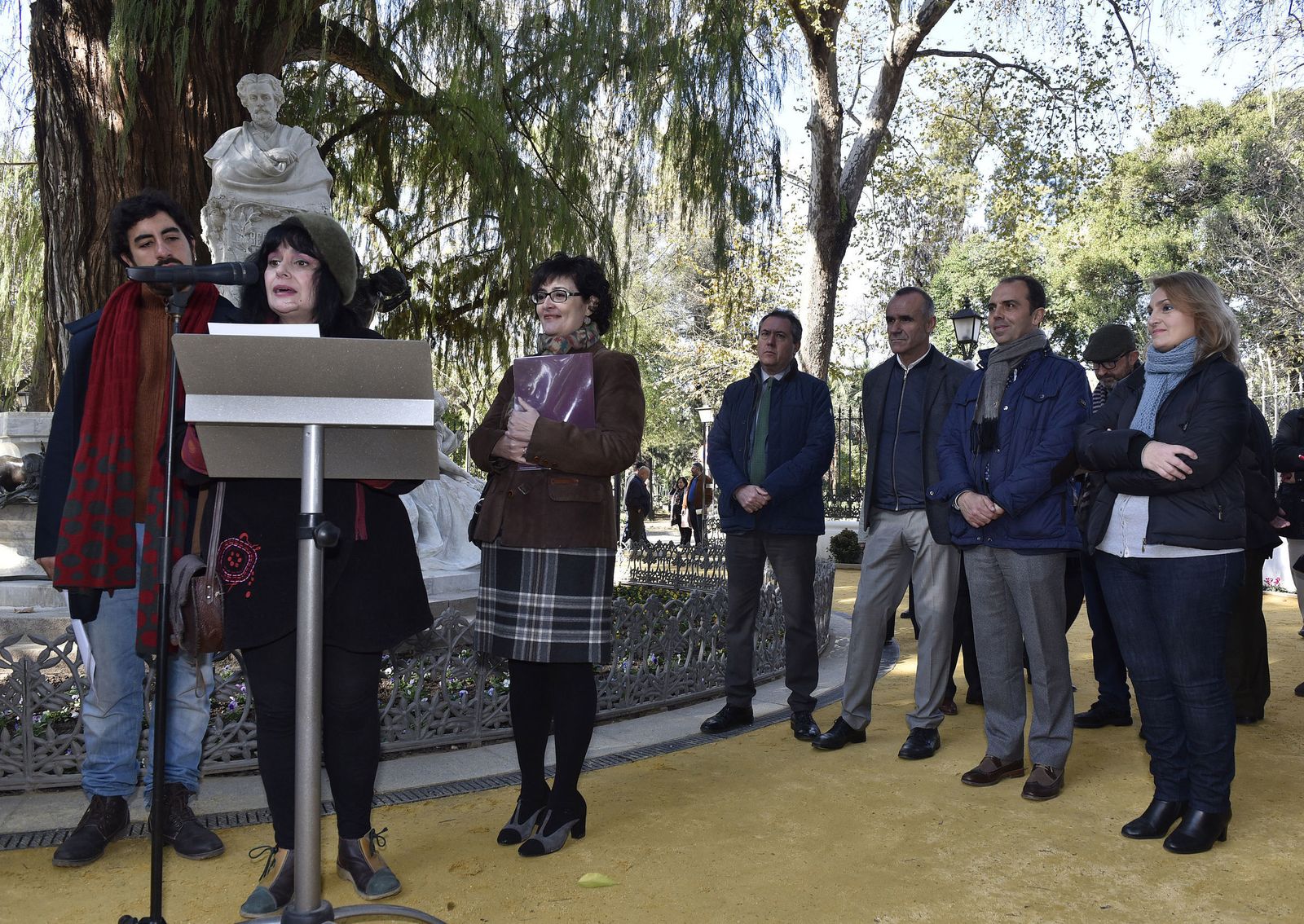 Juan Espadas, Antonio Muñoz, Javier Millán y Eva Oliva escuchan recitar a Inmaculada Calderón.