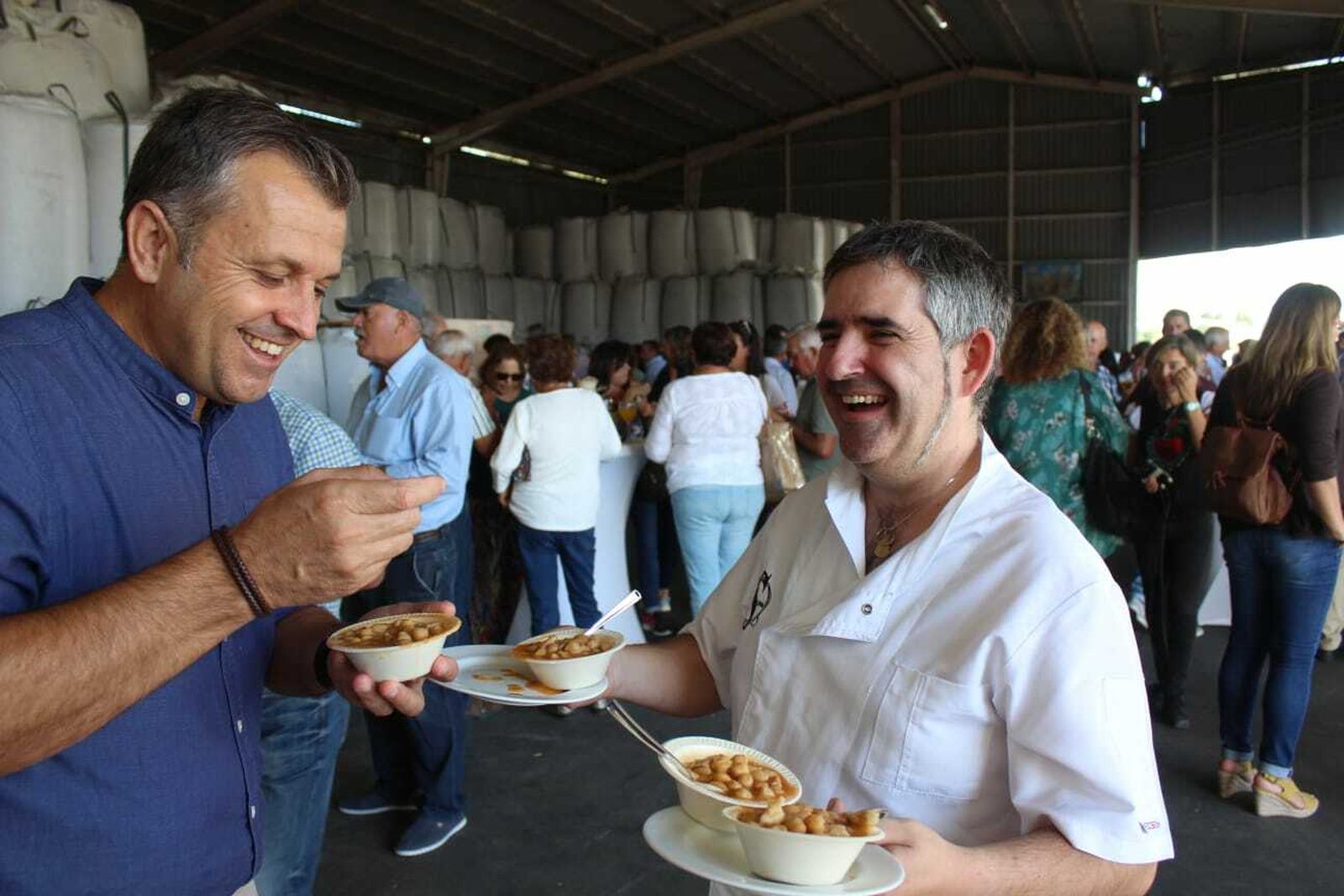 El alcalde de Conil puso saborear una de las elaboraciones que se prepararon ayer para presentar este producto.