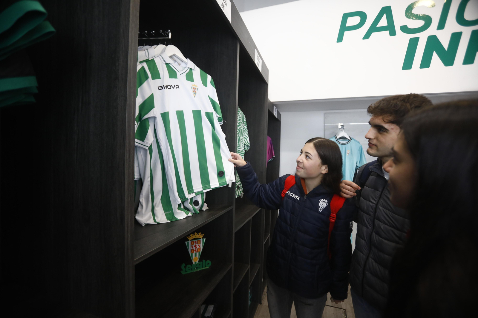 La venta de las equipaciones del Córdoba CF de esta temporada, en imágenes