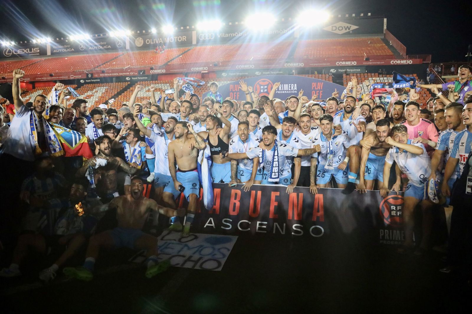 Celebración en el césped del Costa Daurada