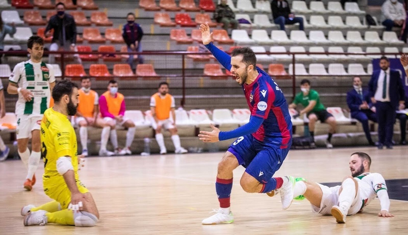 Manu Leal roba el balón a Rafa Usín con Prieto de rodillas.