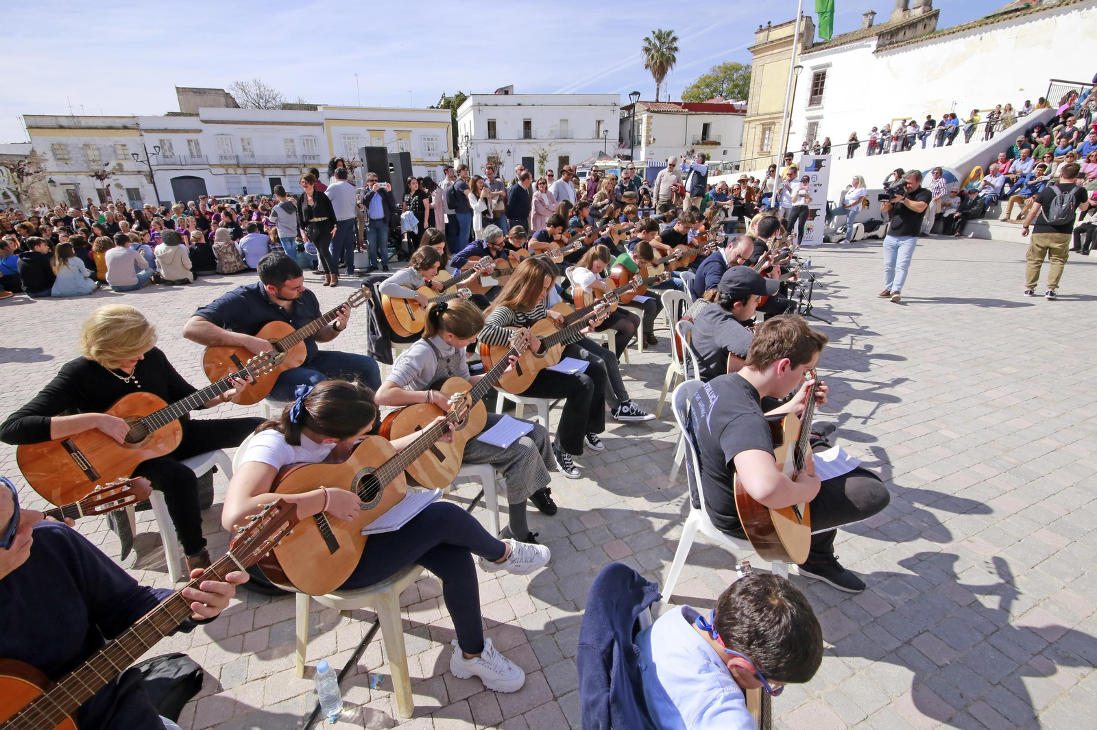 Himno Andaluz a guitarra y flashmob flamenco por el día de Andalucía