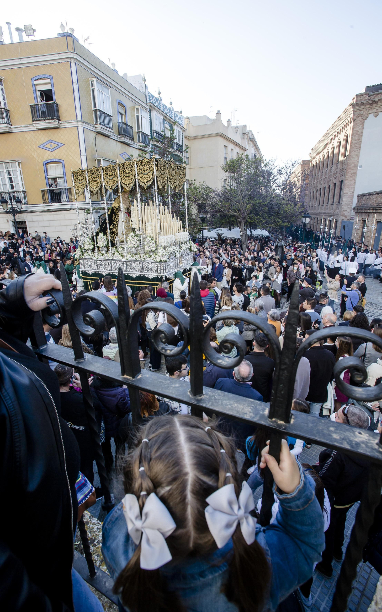 Las imágenes de la cofradía de Las Cigarreras en la Semana Santa de Cádiz 2022