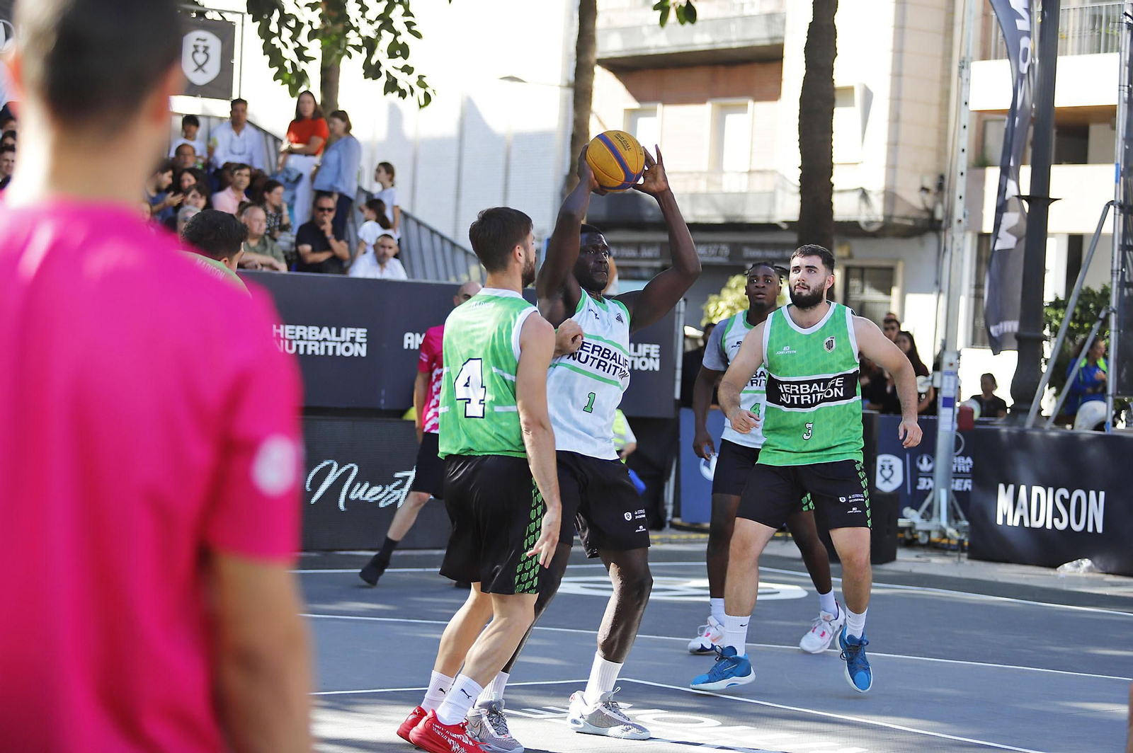 Imágenes del circuito Herbalife 3x3 de baloncesto en la Plaza de Las Monjas de Huelva