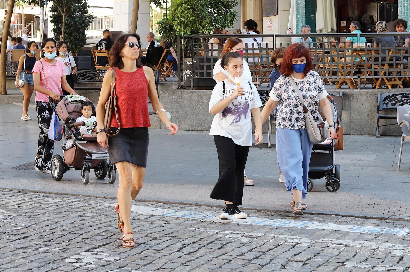 Ambiente en el centro de la capital onubense .