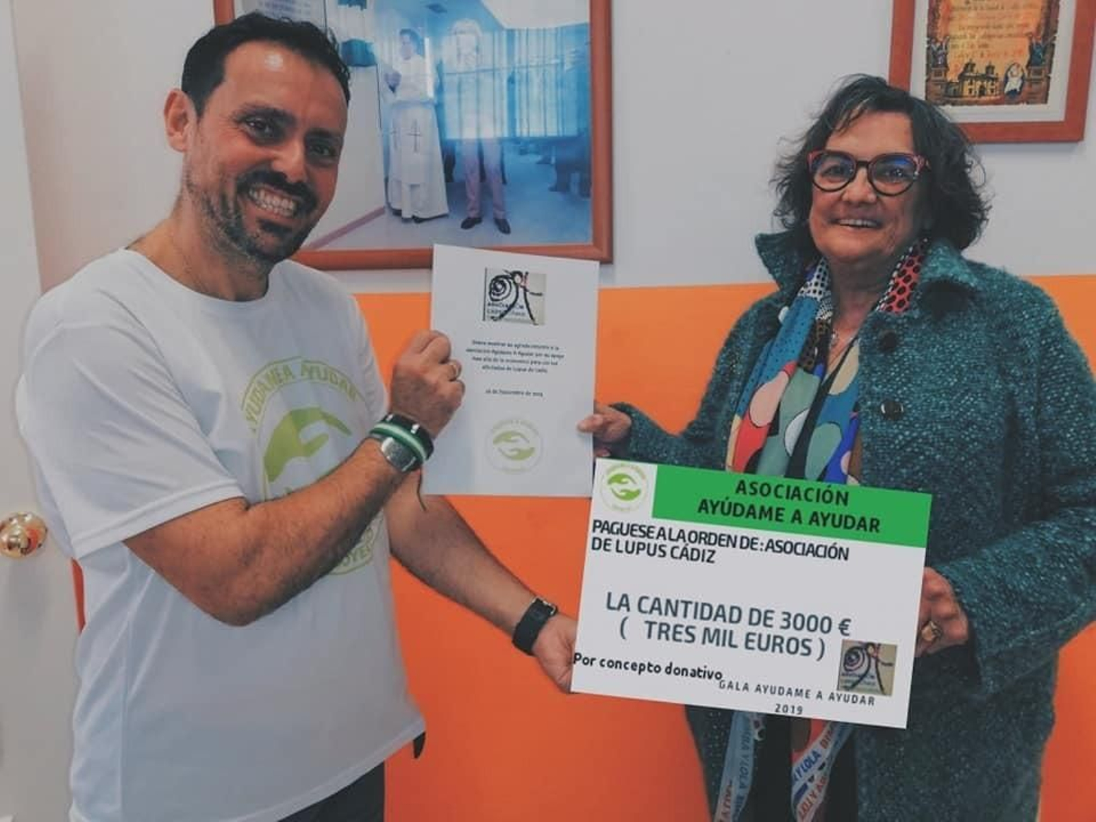 Entrega del donativo de 'Ayúdame a ayudar' a la Asociación Lupus Cádiz.