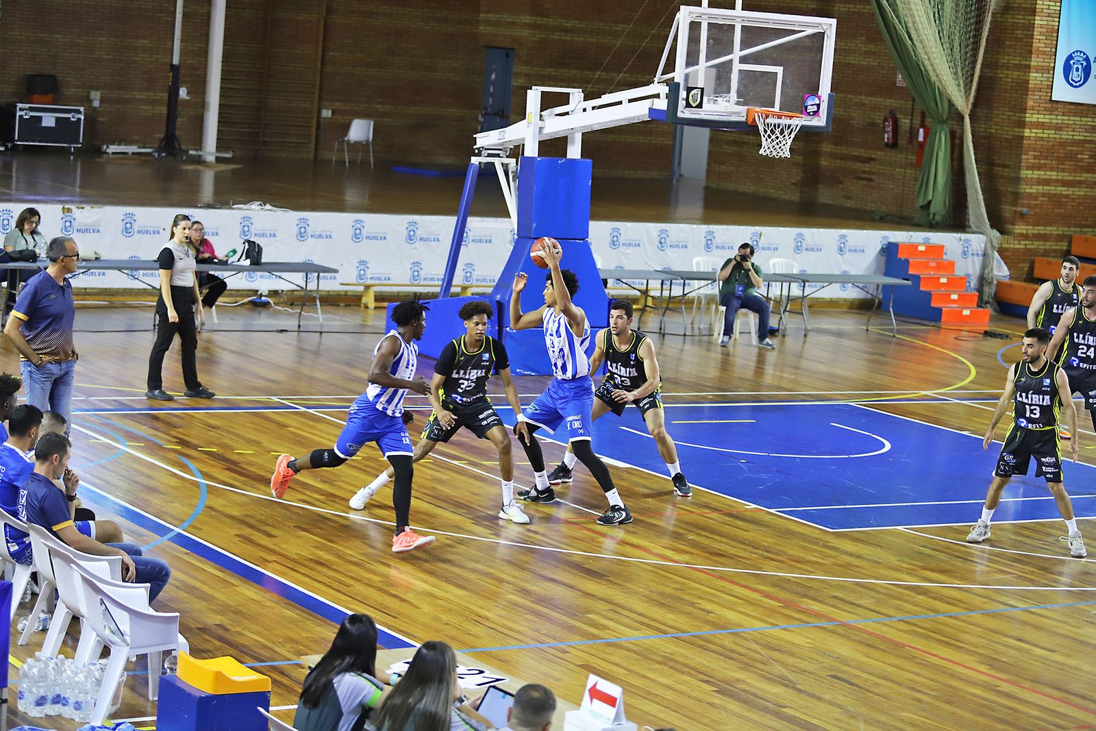 Imágenes de la Primera jornada de la fase final a LEB Plata: Huelva Comercio Viridis vs Refitel Basket Lliria