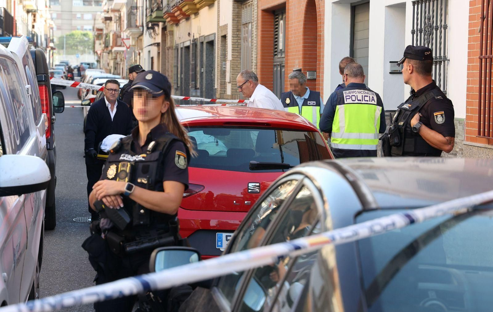 Los funerarios retiran el cadáver de la víctima, este miércoles en el barrio de Padre Pío.