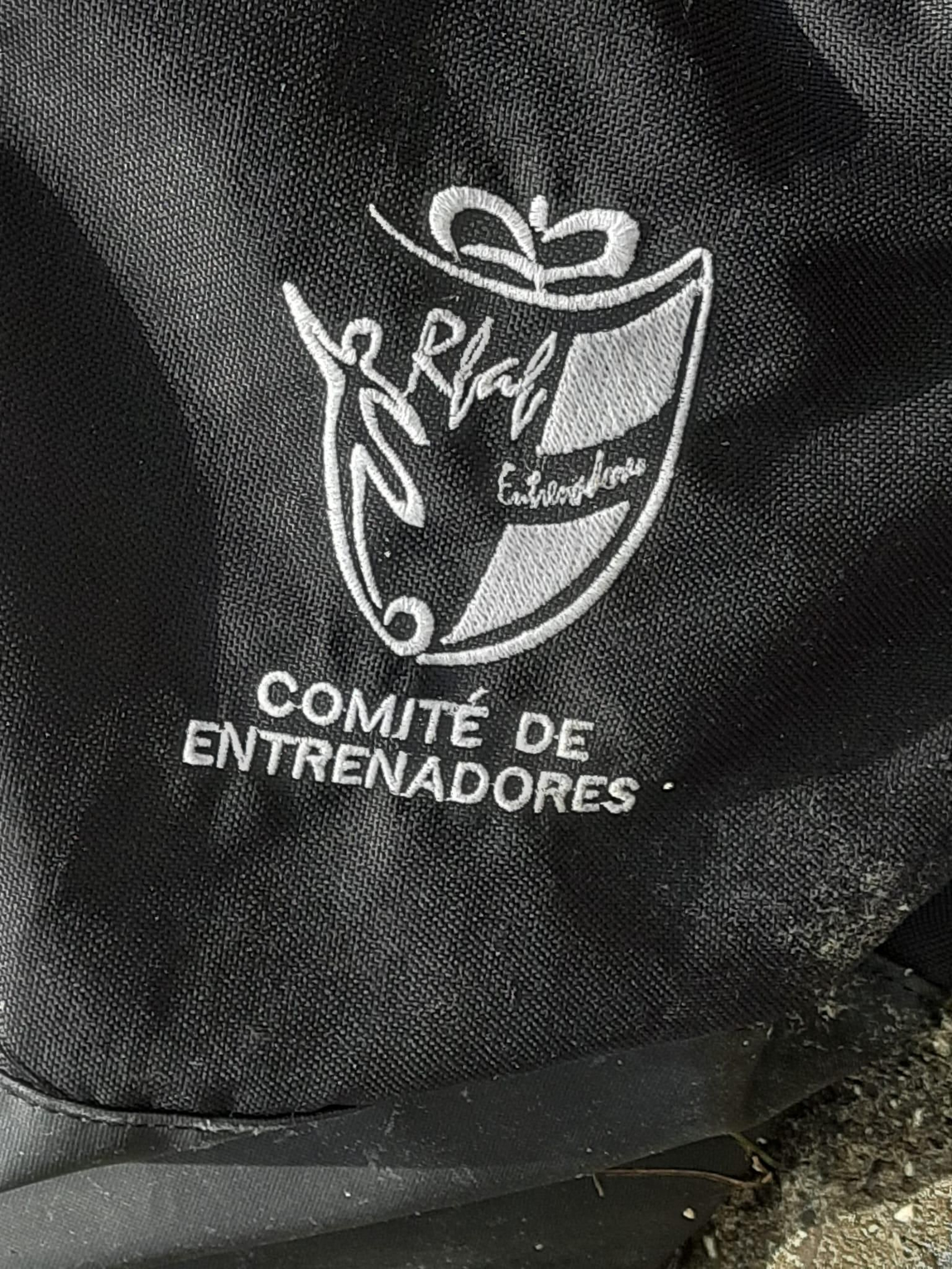 Escudo que luce la bolsa de deportes donde se halló el cadáver del perro.