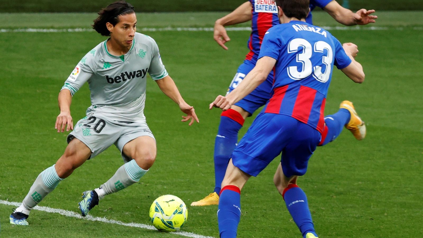 Diego Lainez, en la acción que originó el gol de Guardado.