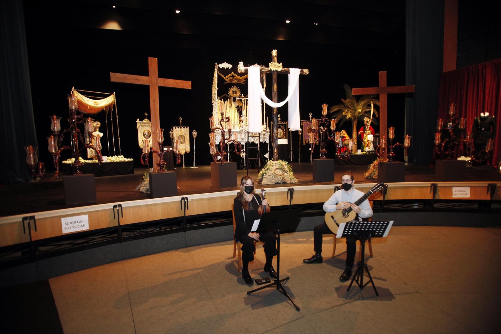 Lepe ha trasladado parte de la esencia de su Semana Santa al Teatro Municipal