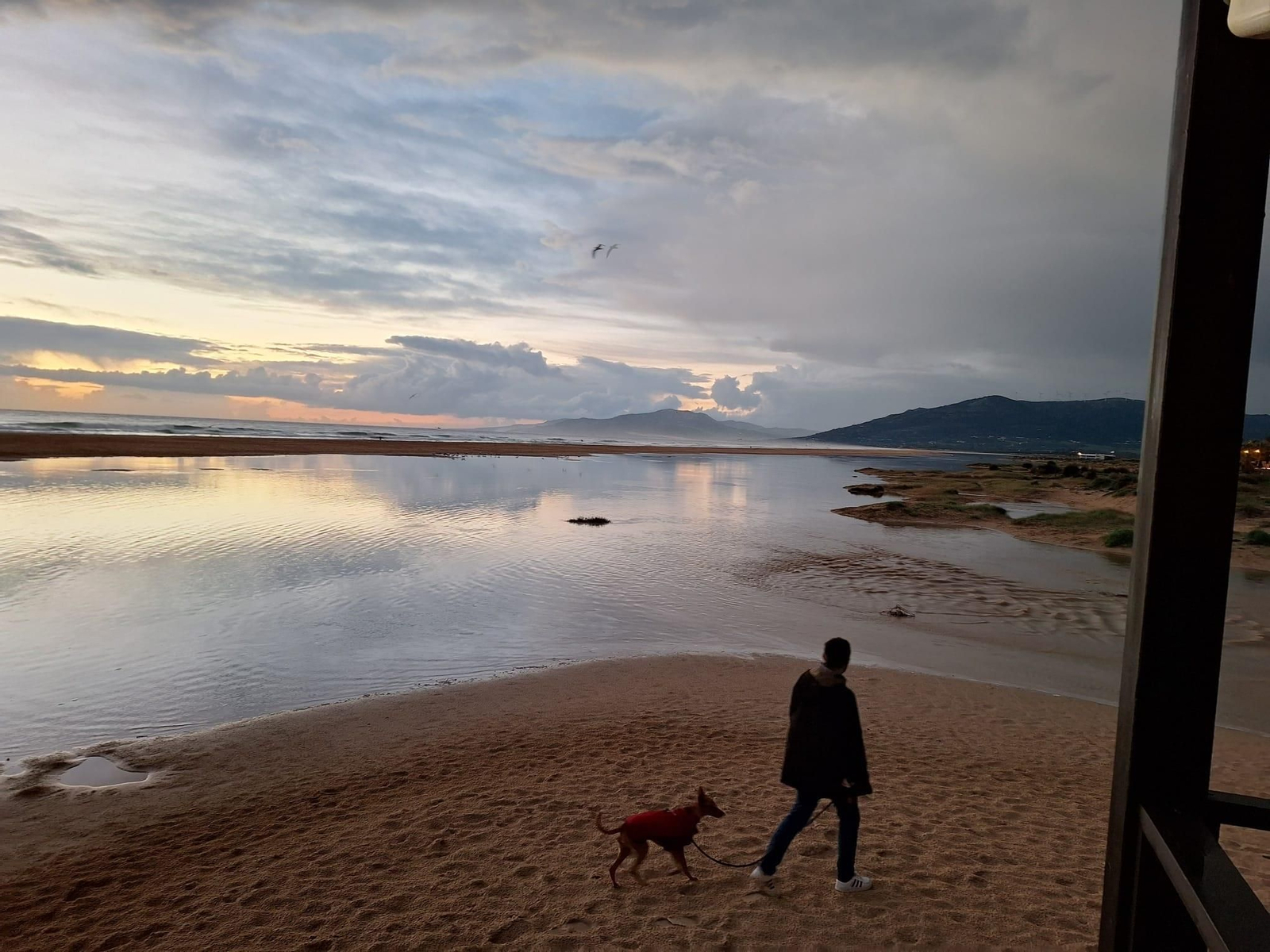 La playa de Los Lances, con su extensa laguna, a la que van a parar las aguas fecales.