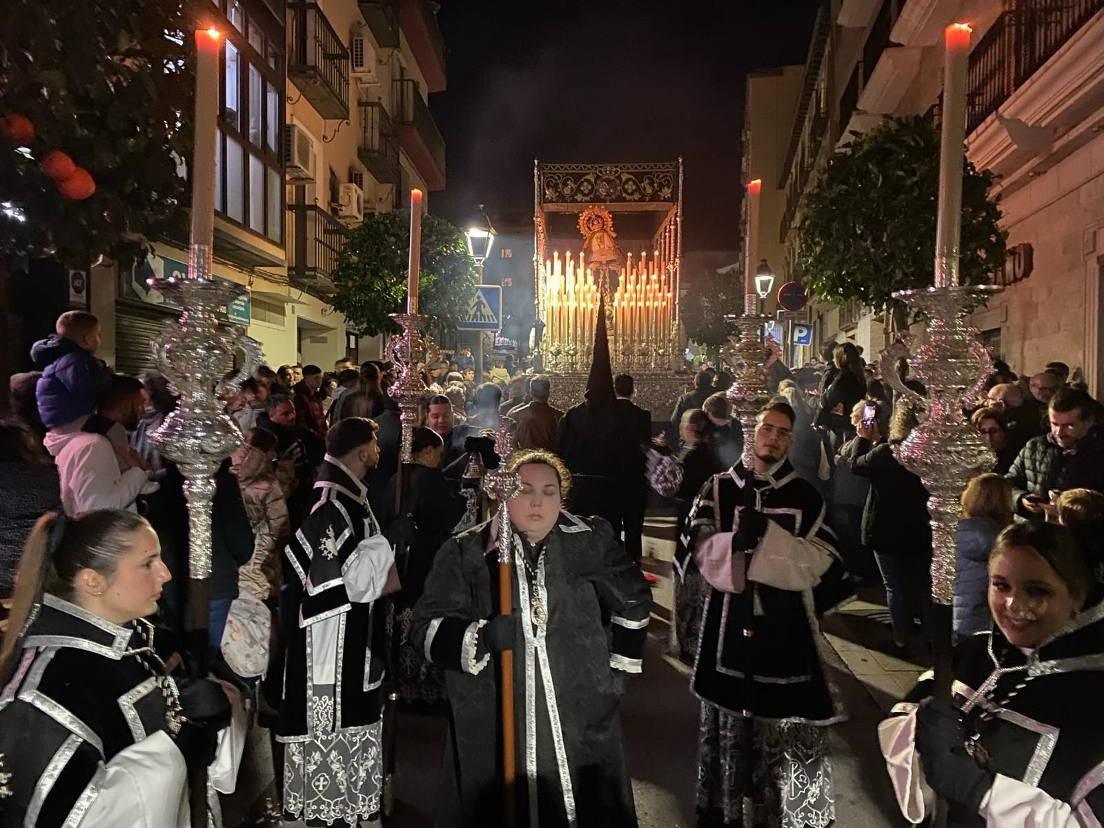 En imágenes: el Santo Sepulcro procesiona su luto por las calles de Jaén capital