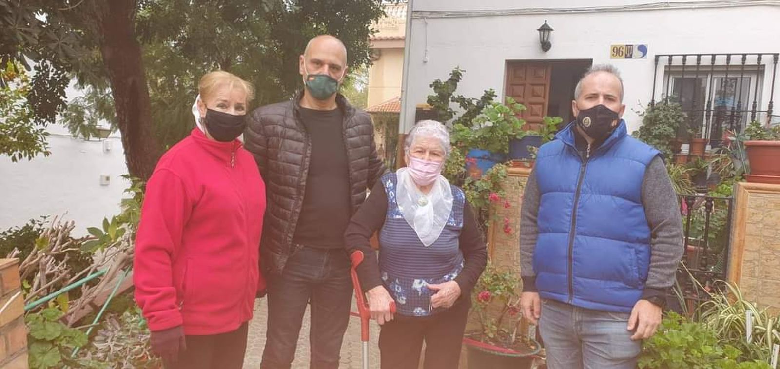 La vecina que ha asumido la obra, en el centro de la imagen.