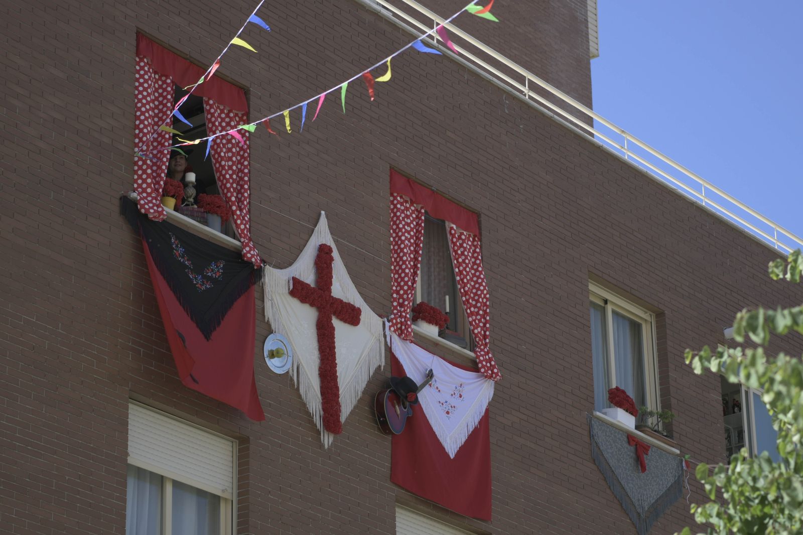 El pasado año, el Día de la Cruz se celebró en balcones y ventanas.