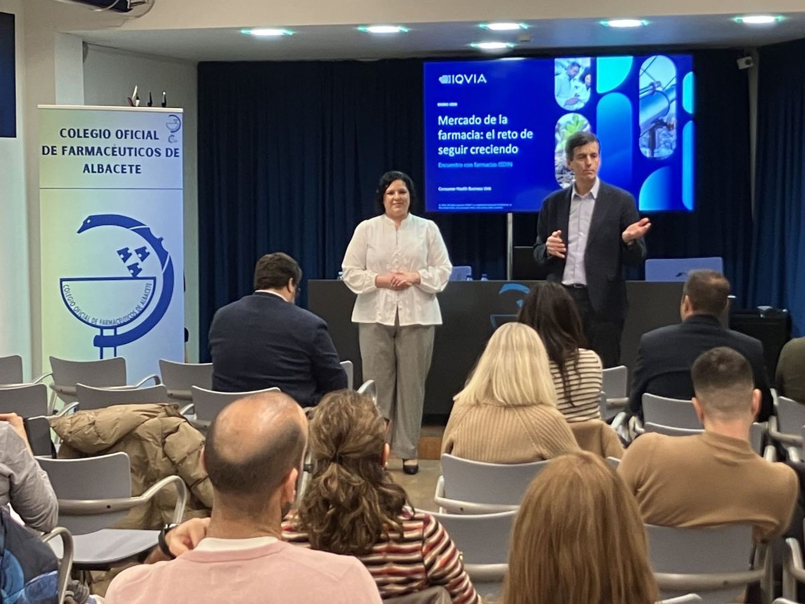 Formación de un grupo de farmacéuticos.