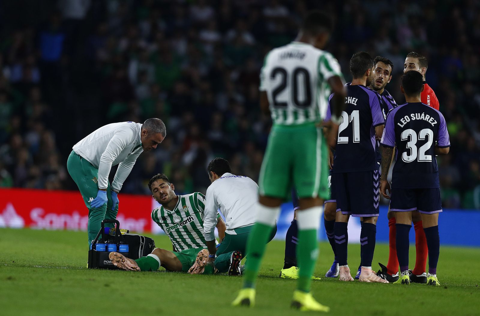 Javi García es atendido por los médicos tras lesionarse el pasado domingo.