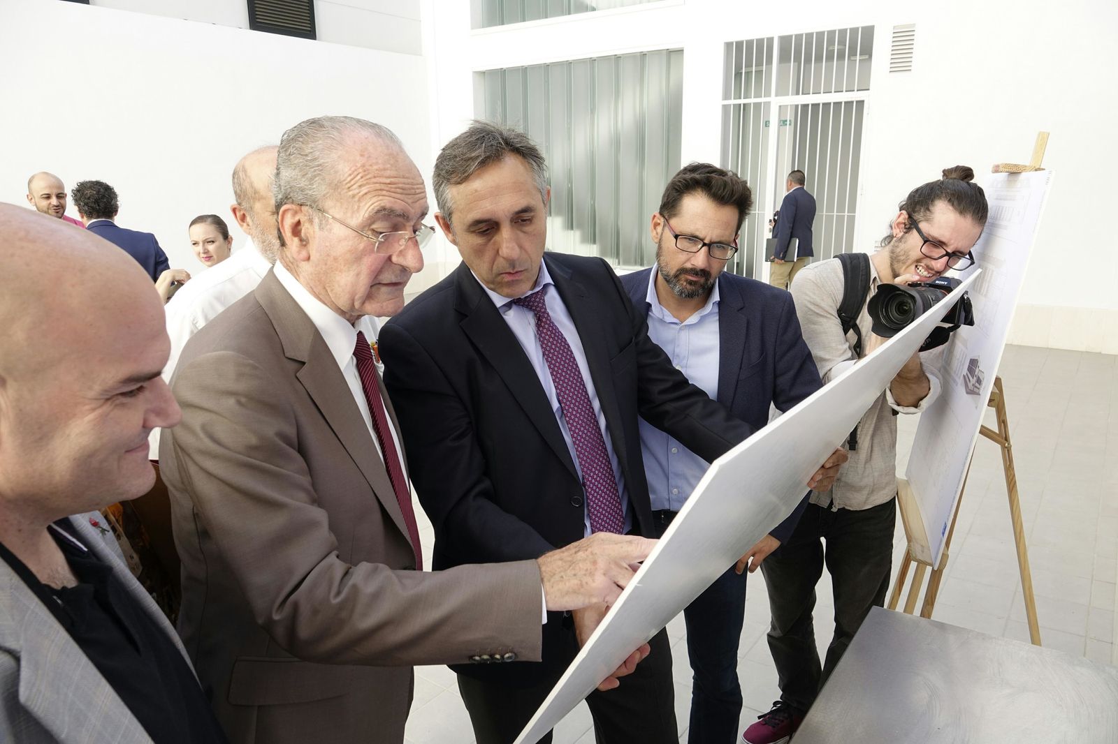 Francisco de la Torre, alcalde de Málaga; José María López Cerezo, gerente del IMV, y Francisco Pomares, concejal de Vivienda, en una imagen de archivo.