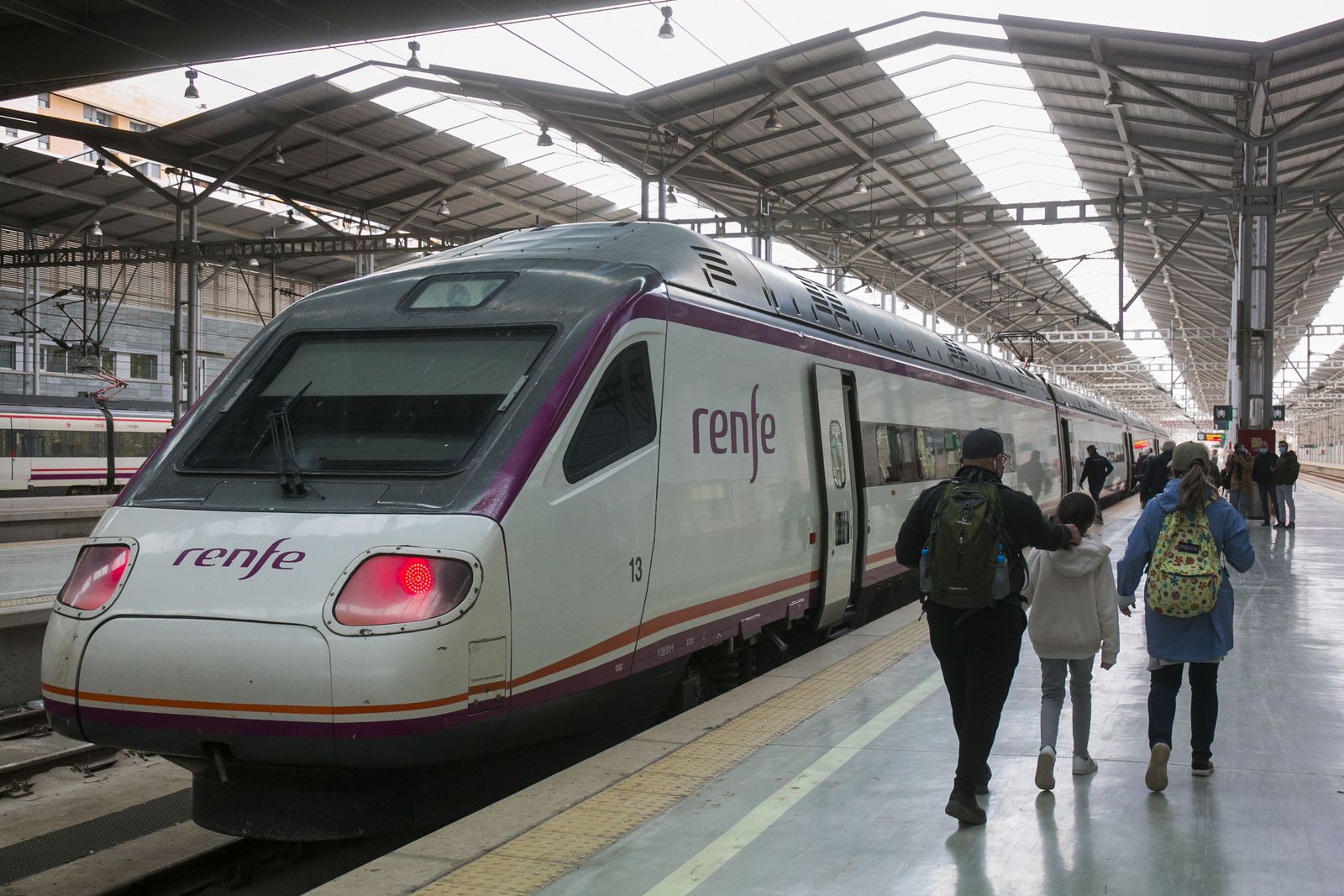 El primer tren que conecta Málaga con Granada de forma directa y por alta velocidad.