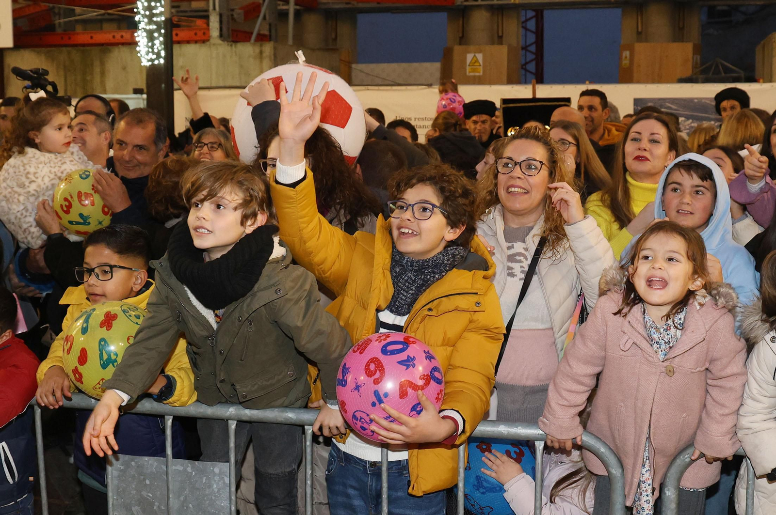 Imágenes del Heraldo Real anunciando la llegada de los Reyes Magos a Huelva