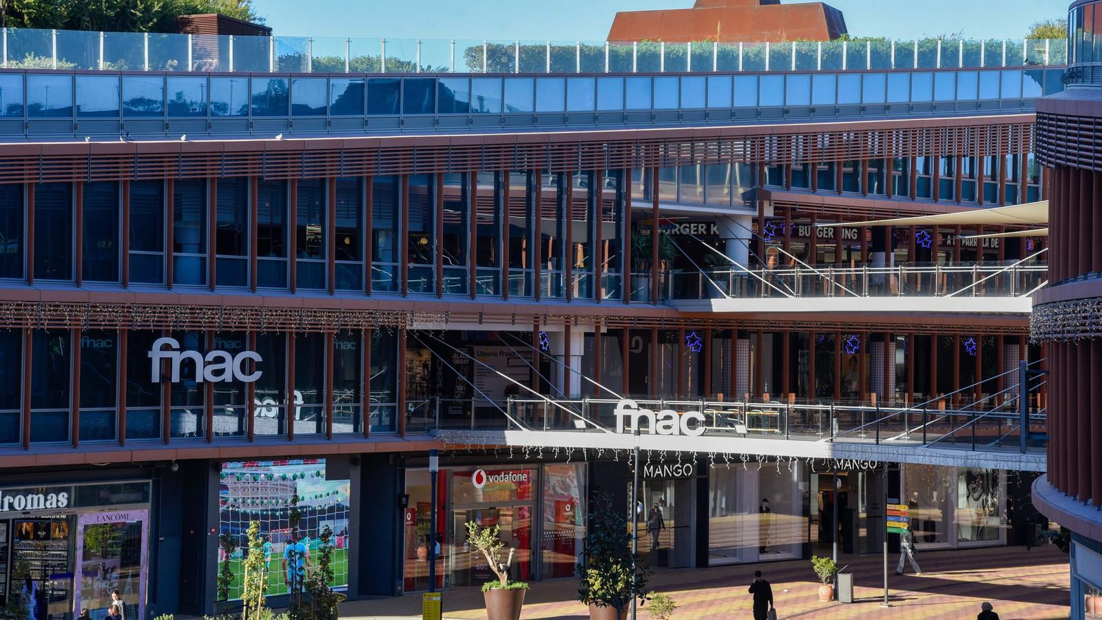 Centro comercial Torre Sevilla, ubicado junto al rascacielos del mismo nombre, en la isla de la Cartuja