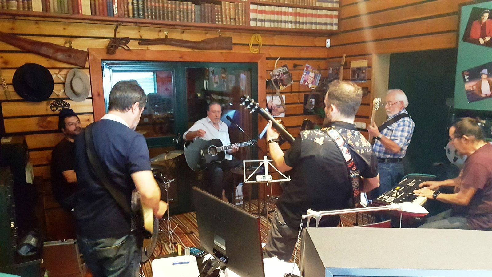 En su estudio personal de música