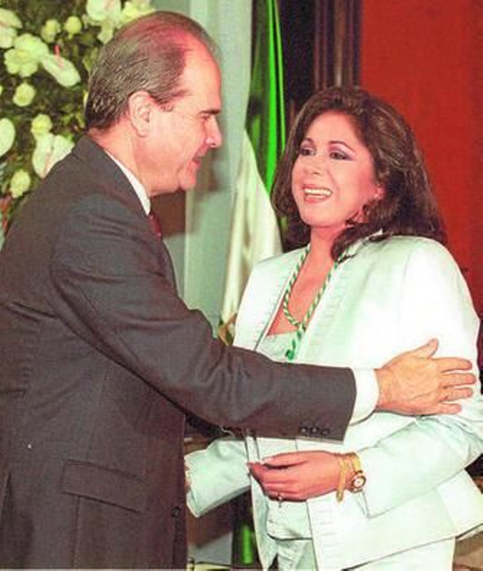 Manuel Chaves concede la Medalla de Andalucía a Isabel Pantoja en 2002.