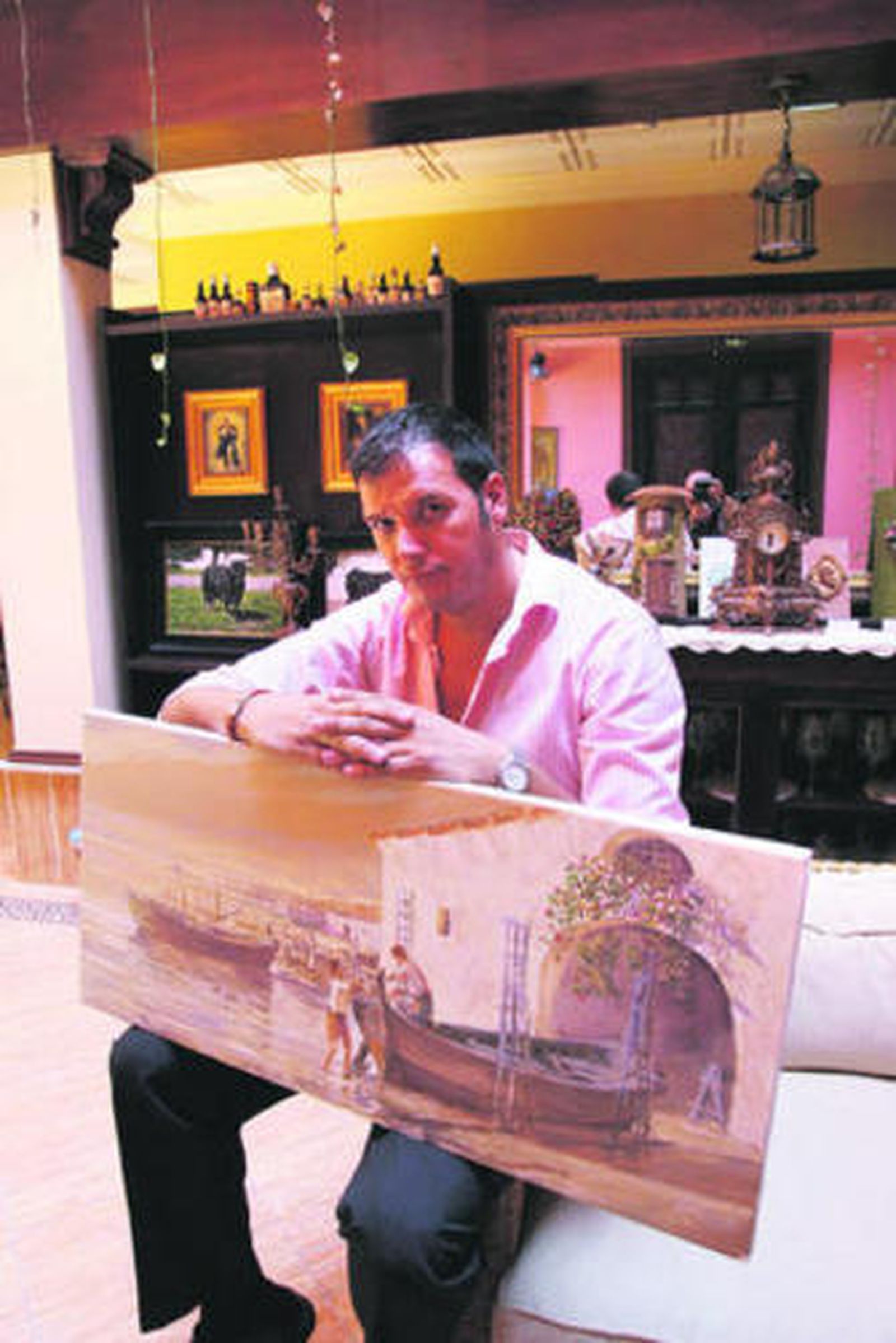 Adrián Ferreras posa con uno de sus cuadros en el hotel Pinomar.