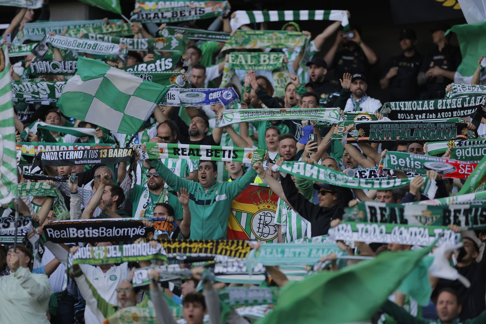 Búscate en las fotos del Betis - Sevilla