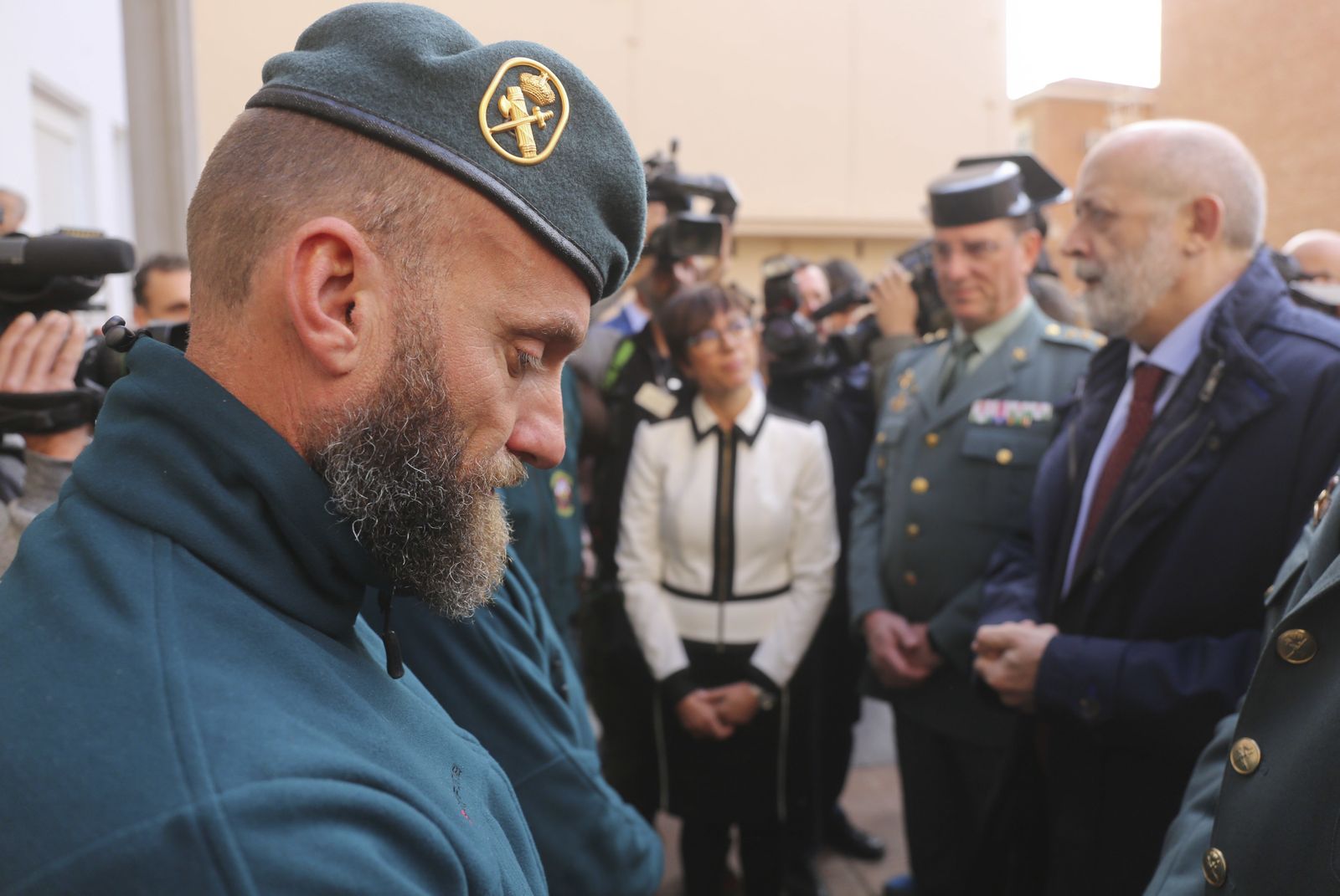 En primer plano, Nicolás Rando, el agente del GREIM que sacó a Julen del pozo.