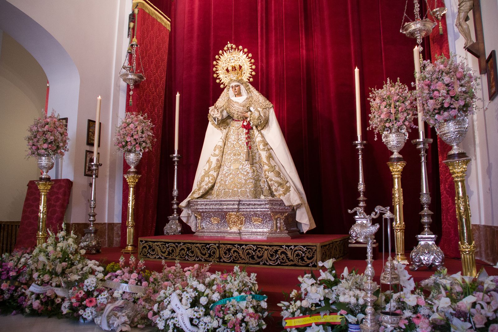 La Esperanza de Triana amanece vestida de blanco para la Pascua de Resurrección