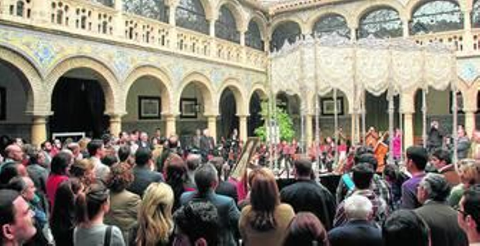 El patio del Círculo, durante la presentación del palio de la Paz.