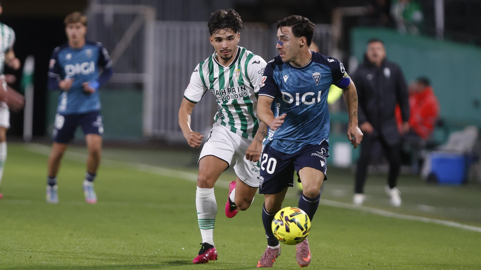 Kevin Medina persigue a Iza Carcelén en el Córdoba CF - Cádiz CF.