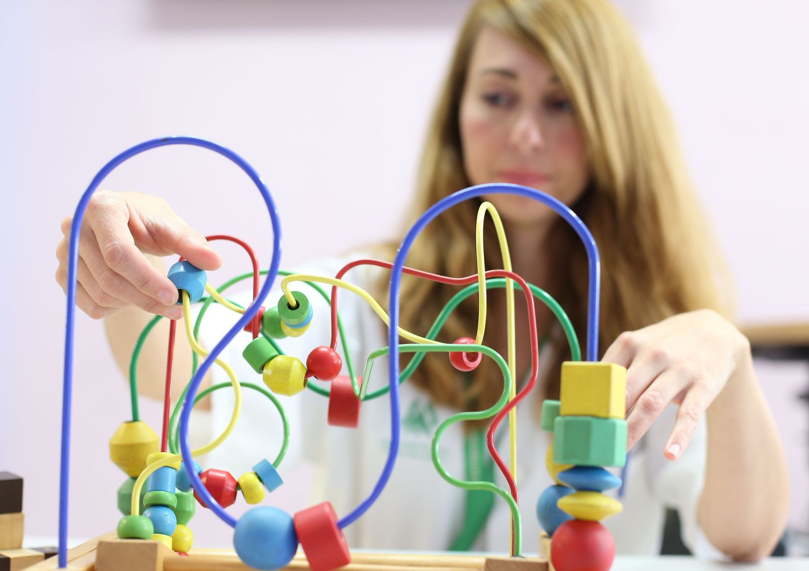 Una especialista en fisioterapia utiliza una de las herramientas terapéuticas.